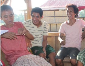 Ambing Jopakal (left) shares their strategies and experience gained during the basketball match.